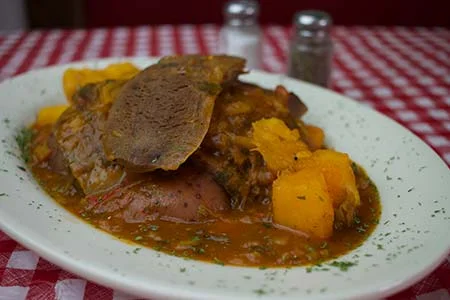 Caldo y carne con yuca