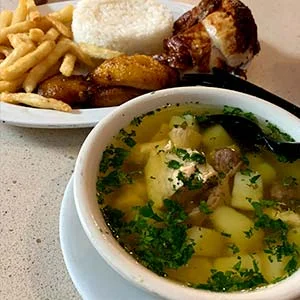 Sopa de pollo con pollo, arroz y patatas