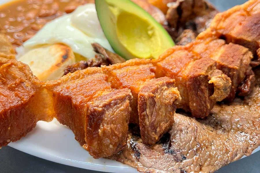 Chicharrón y bandeja típica